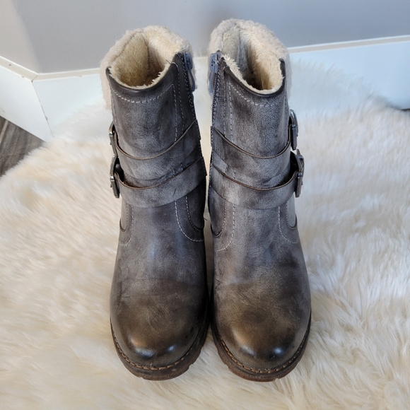 Gray Wanderlust ankle zip bootie - Picture 3 of 4